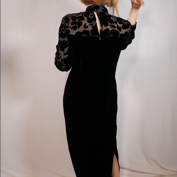 Cheongsam Black Velvet Dress
Sheer and Floral Collar and Sleeves
Circa 1990s - Picture 8 of 15